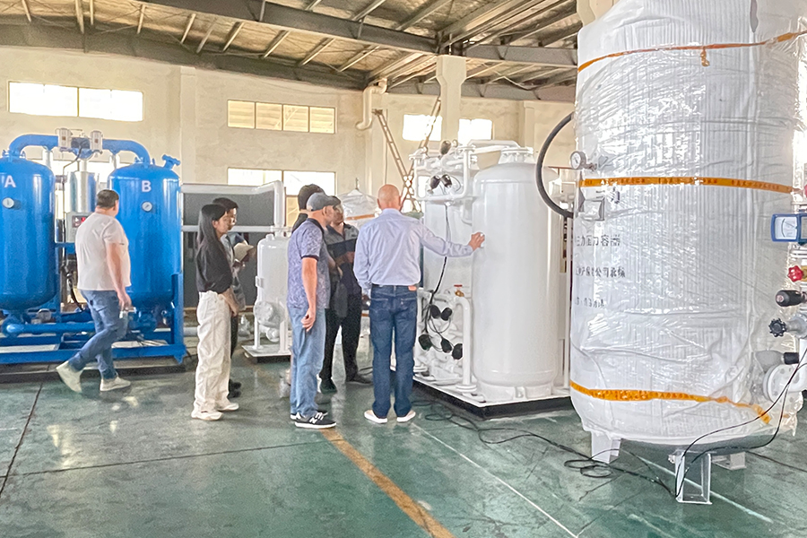 Pelanggan Rusia mengunjungi pabrik kami untuk mengevaluasi kualitas generator nitrogen yang sangat baik